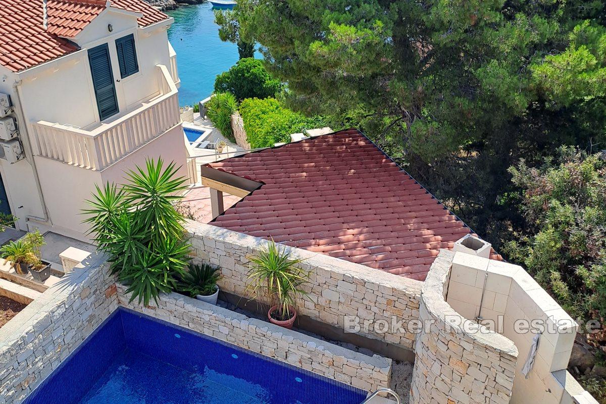 Villa with swimming pool, close to the sea