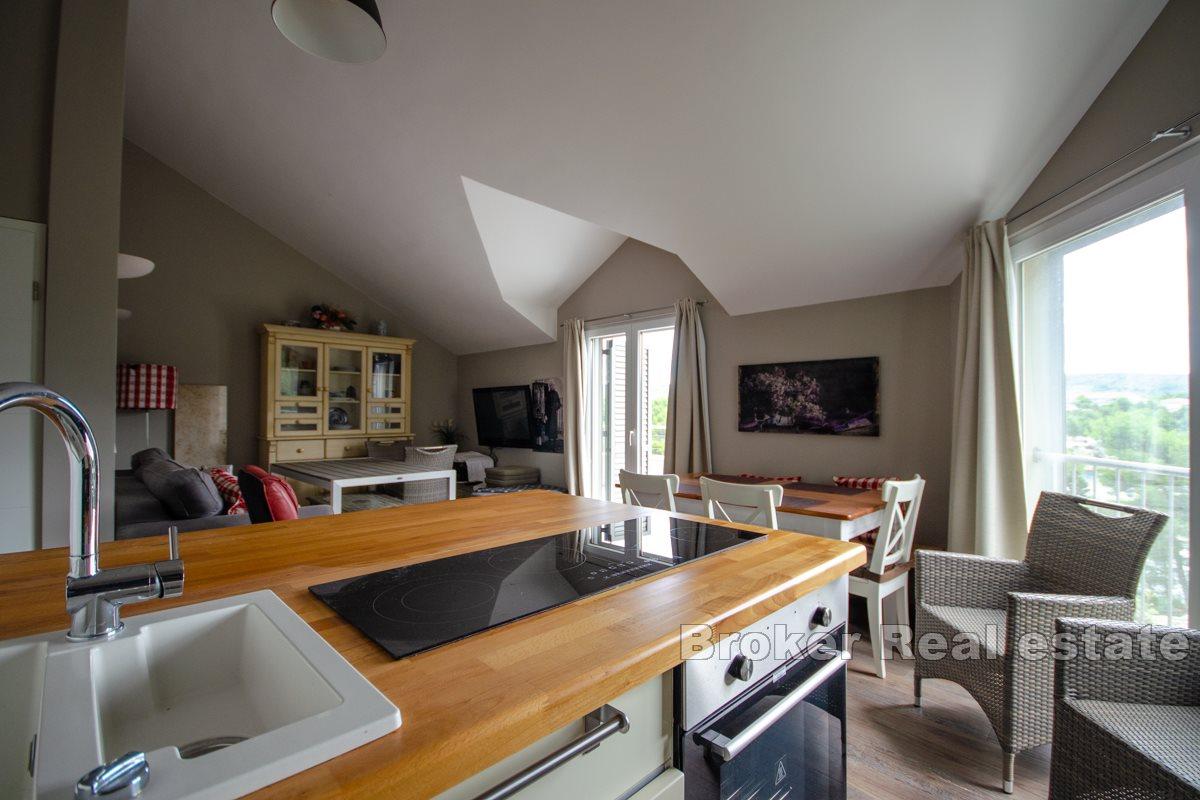 Villa with swimming pool, close to the sea