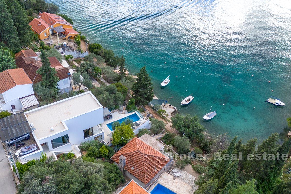 Villa with swimming pool by the sea