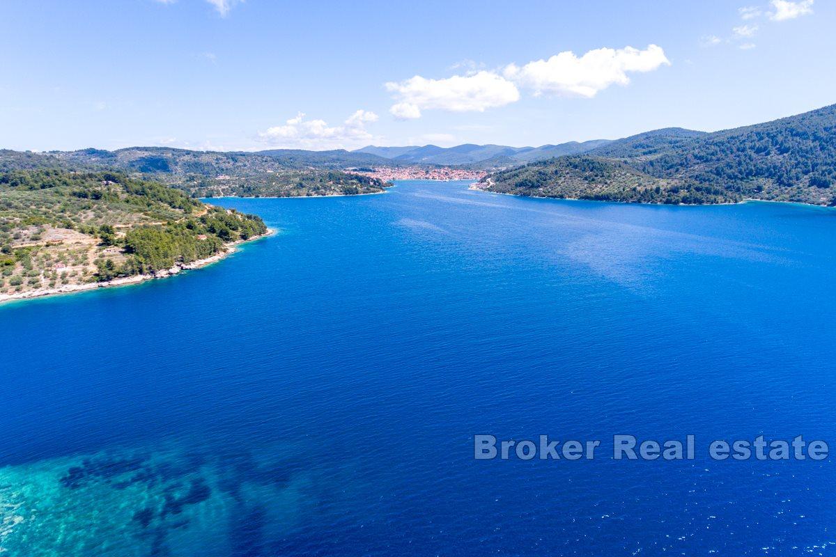 Villa med svømmebasseng ved sjøen