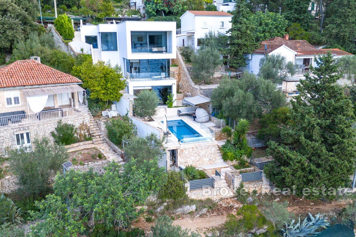 Villa with swimming pool by the sea