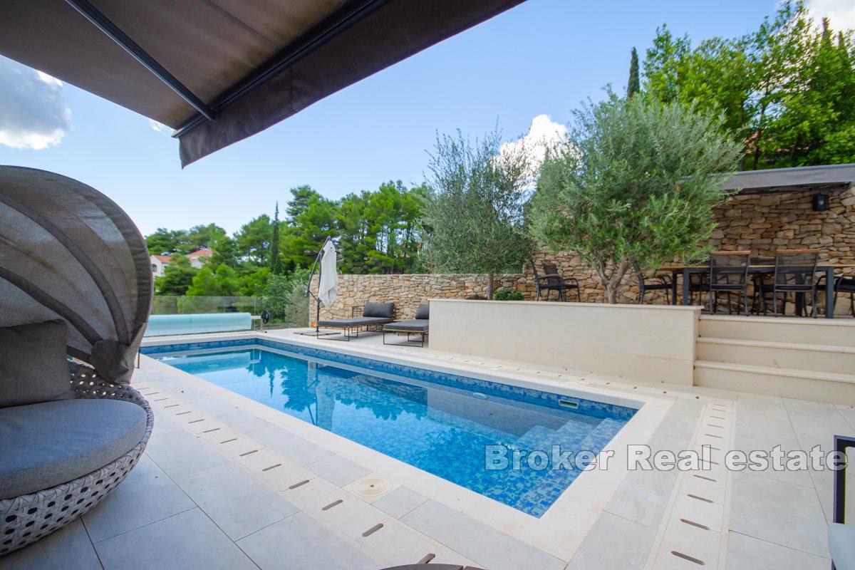 Villa with swimming pool by the sea