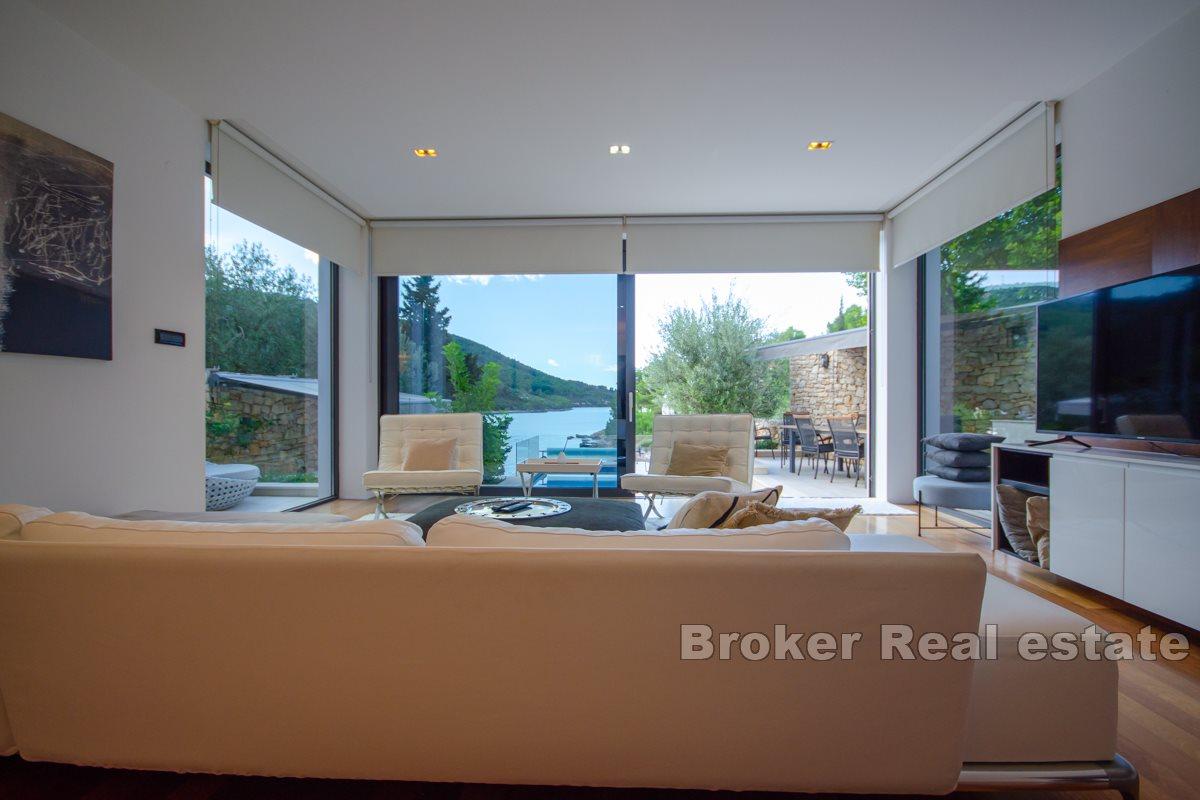 Villa with swimming pool by the sea