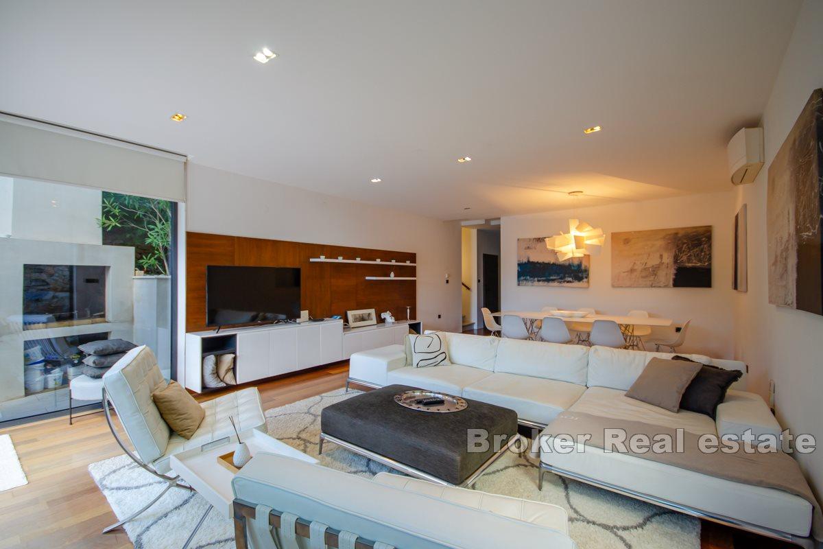 Villa med svømmebasseng ved sjøen