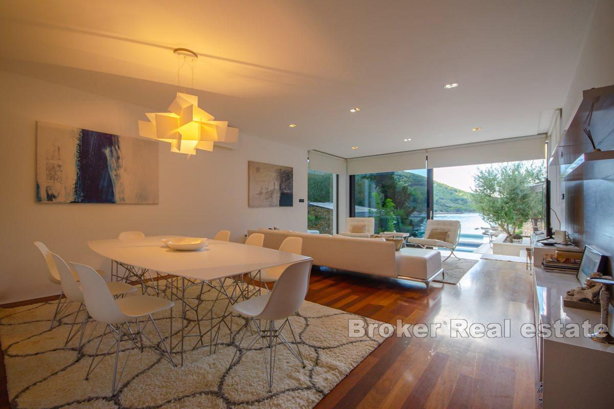 Villa med svømmebasseng ved sjøen