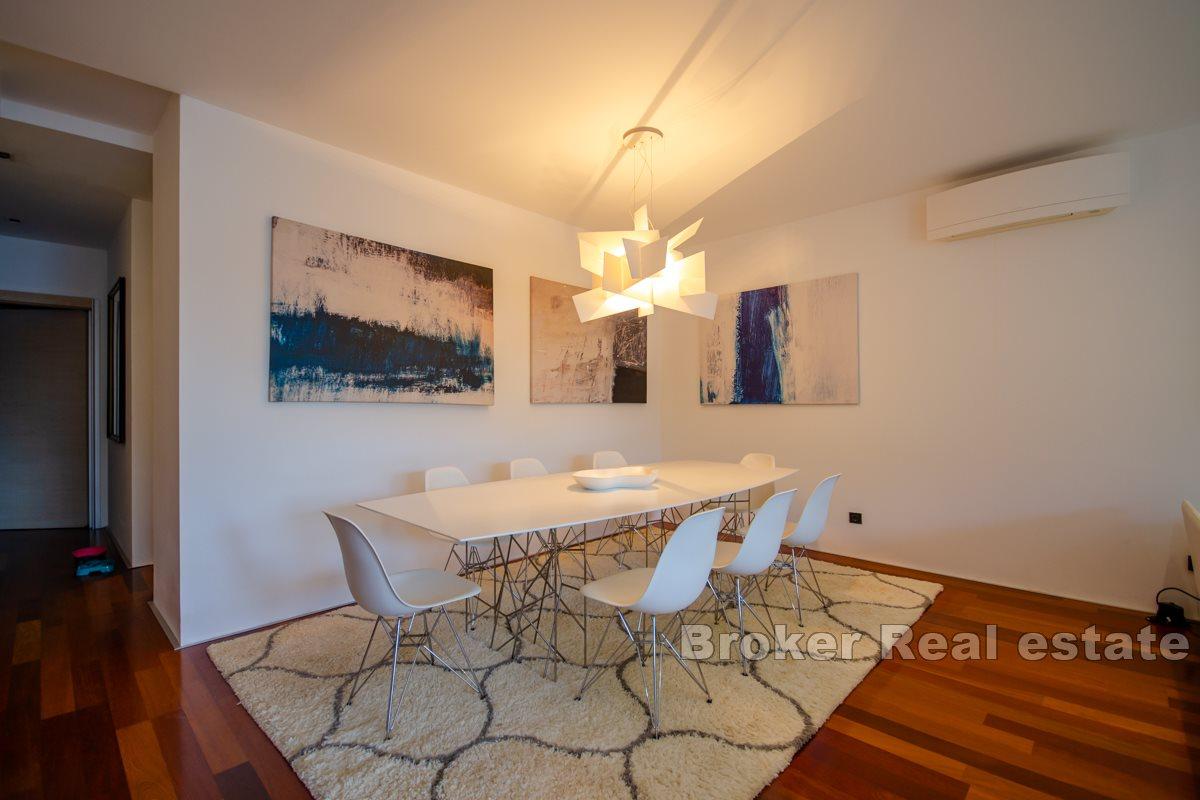 Villa med pool vid havet