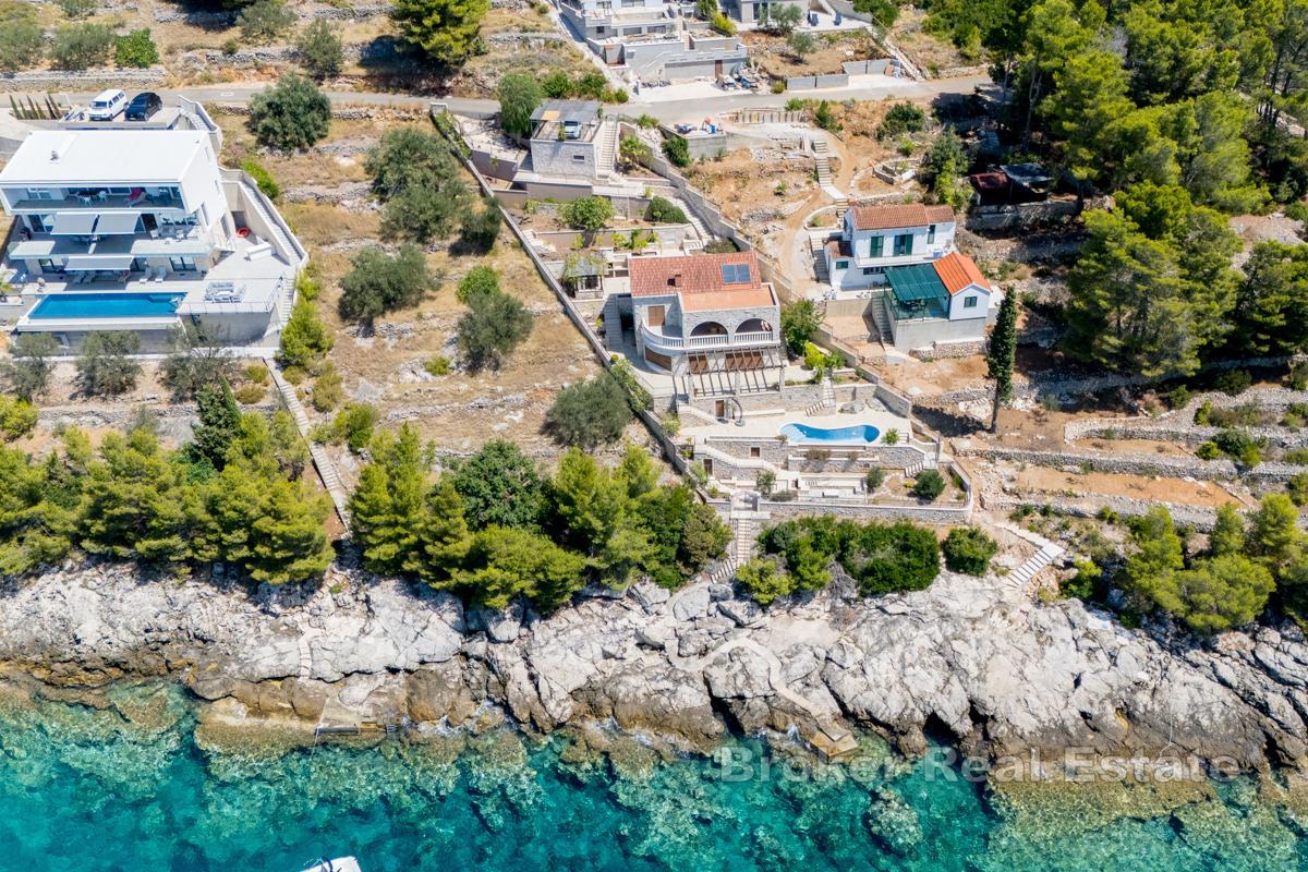 Renoverad stenvilla i ett utmärkt läge vid stranden
