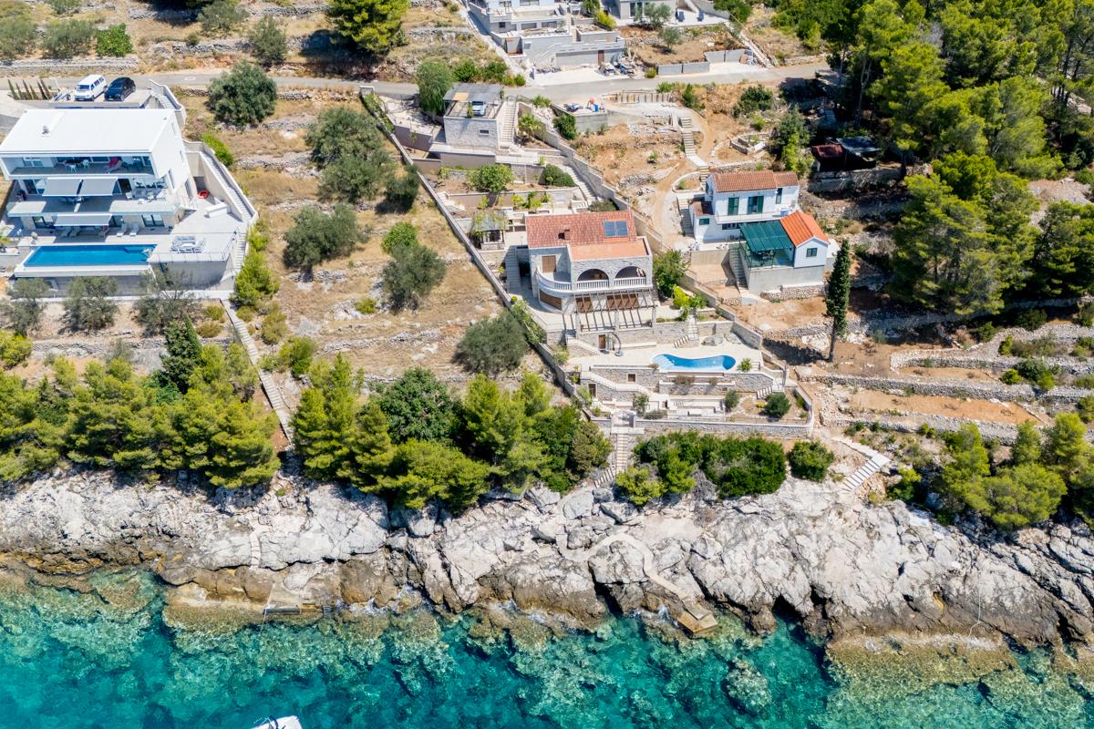 Villa in pietra ristrutturata in posizione privilegiata di fronte alla spiaggia