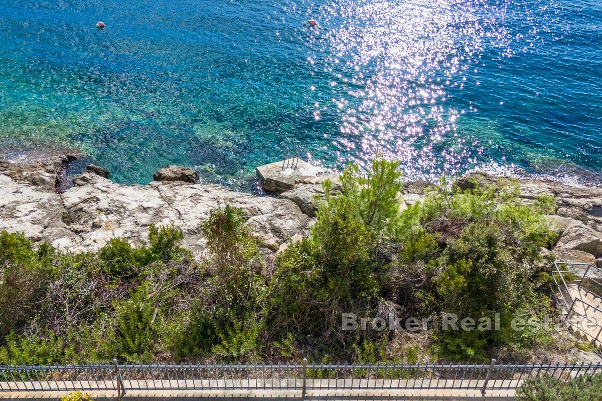 Renoverad stenvilla i ett utmärkt läge vid stranden