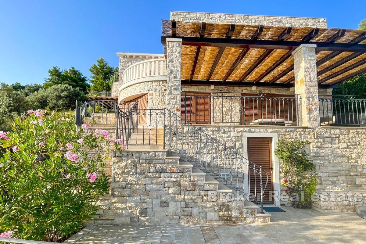 Villa in pietra ristrutturata in posizione privilegiata di fronte alla spiaggia