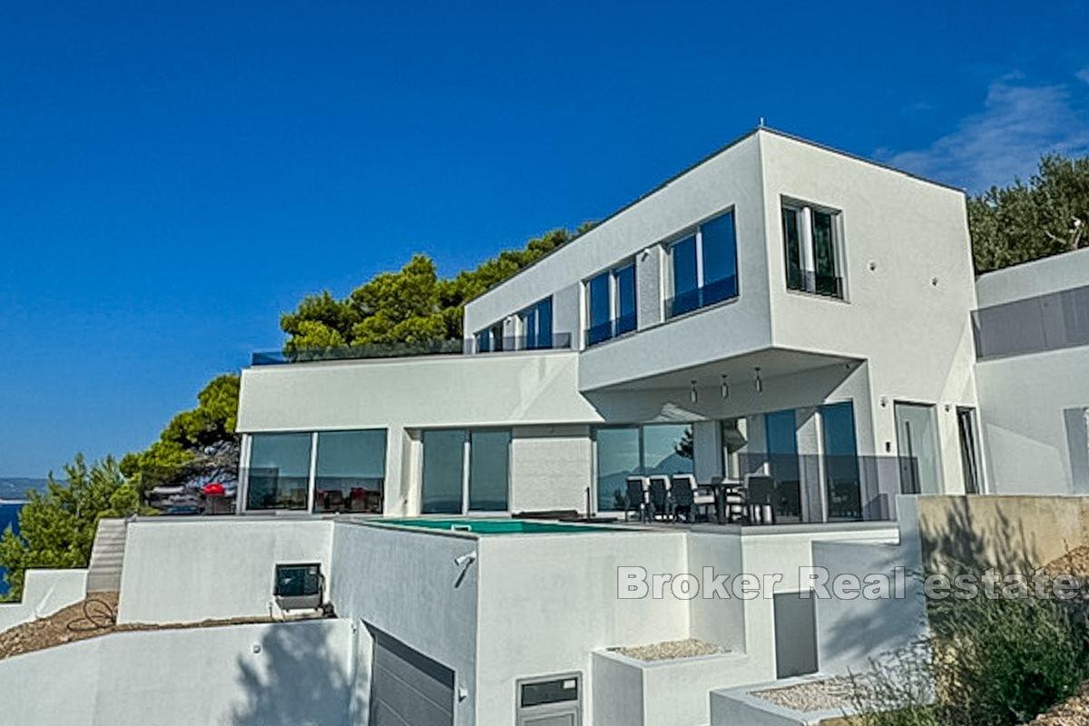 Modern and luxurious villa with sea view