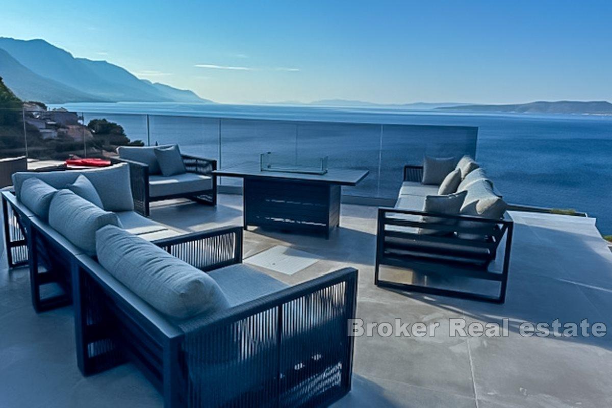 Modern and luxurious villa with sea view