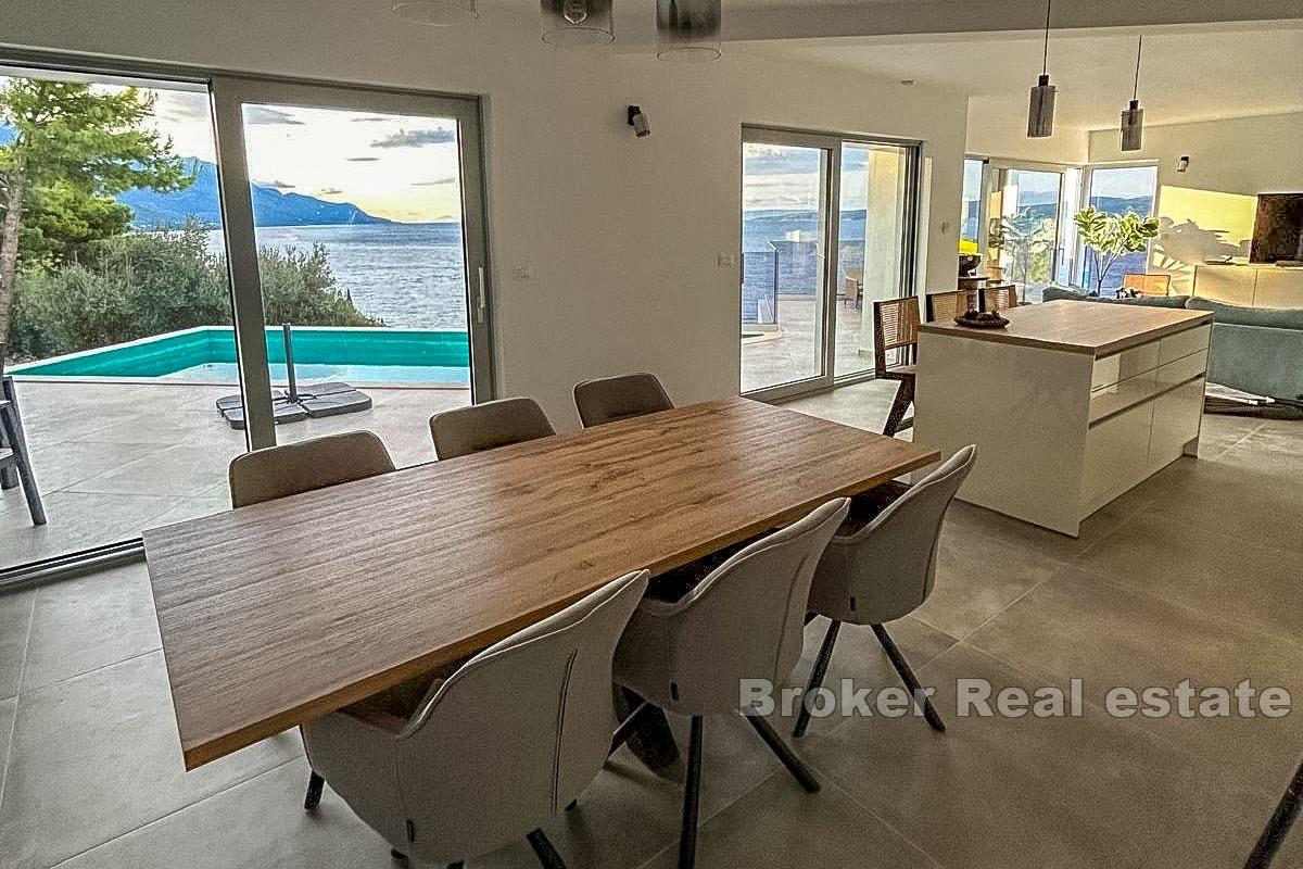 Modern and luxurious villa with sea view