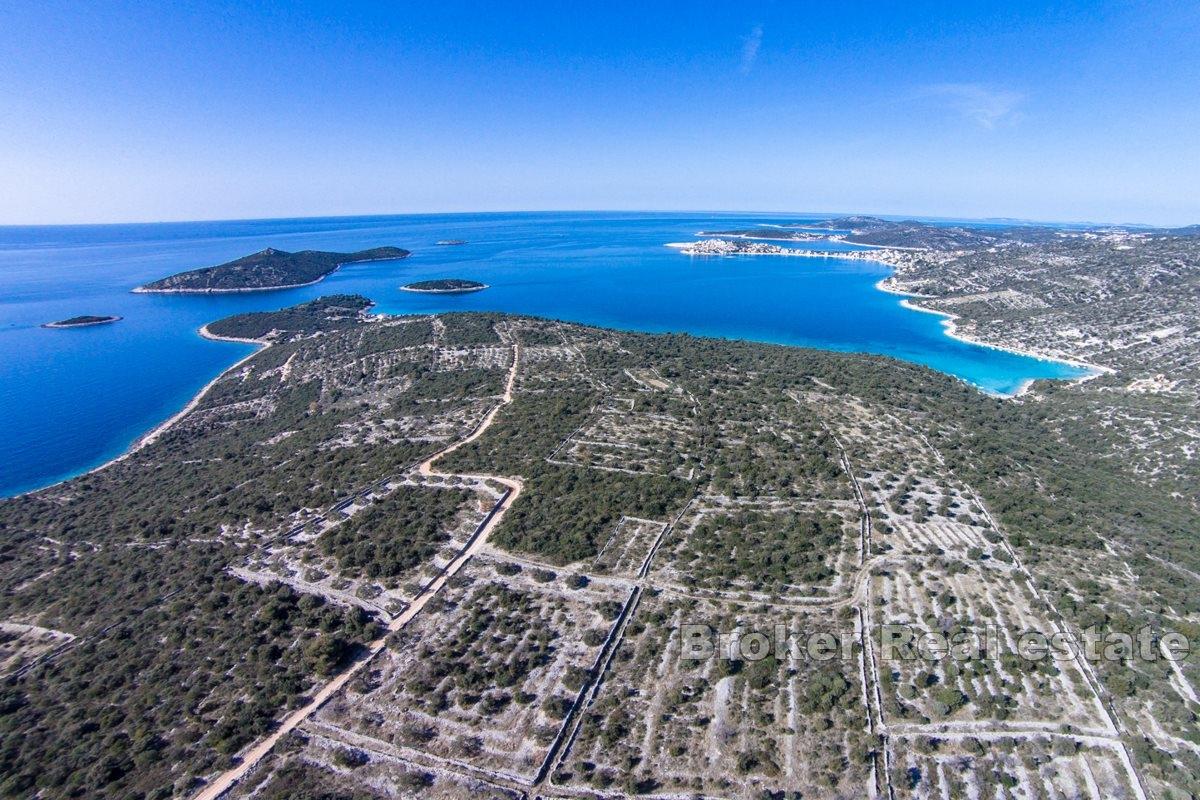 Byggnadsmark i turistzonen i första raden till havet