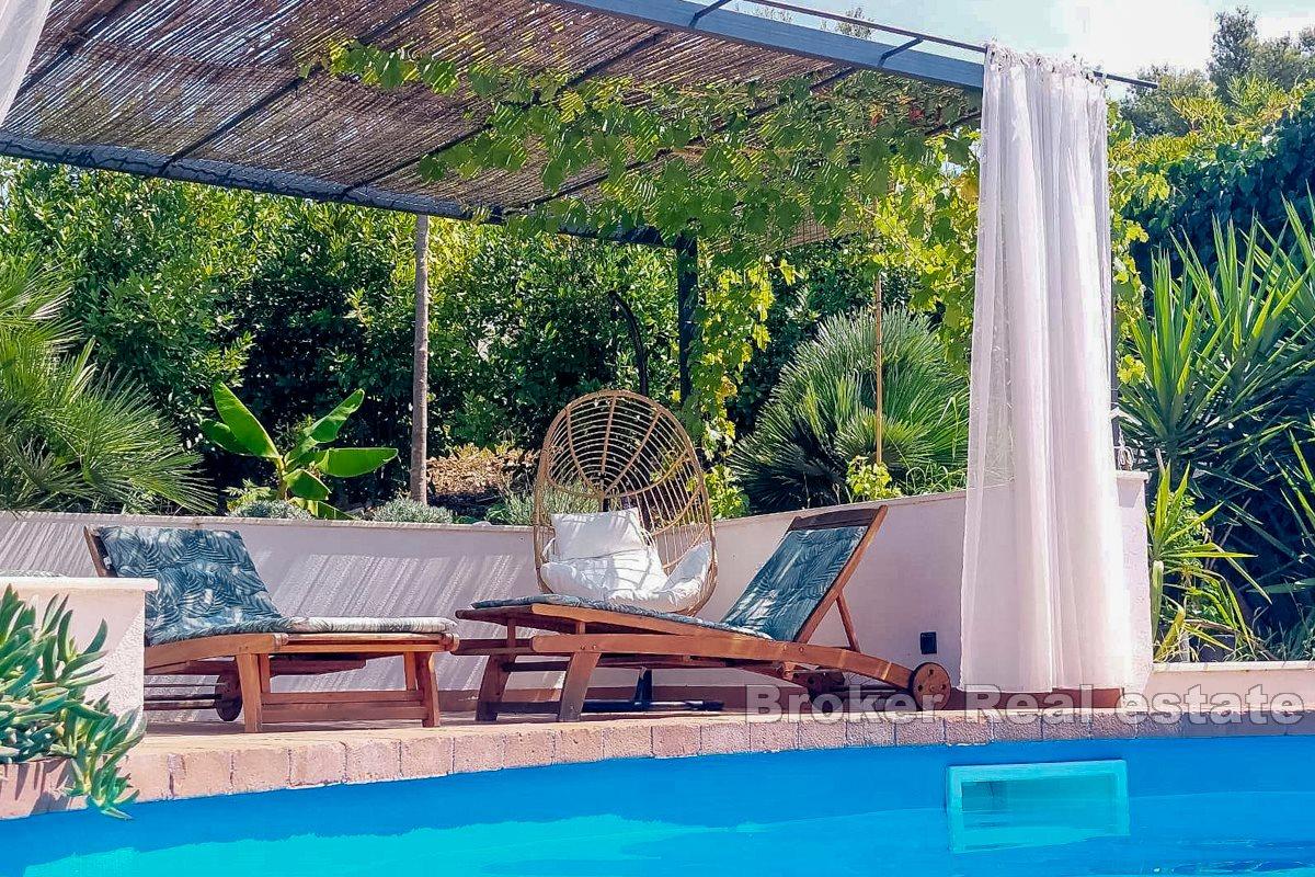 Haus mit großem Garten und Swimmingpool