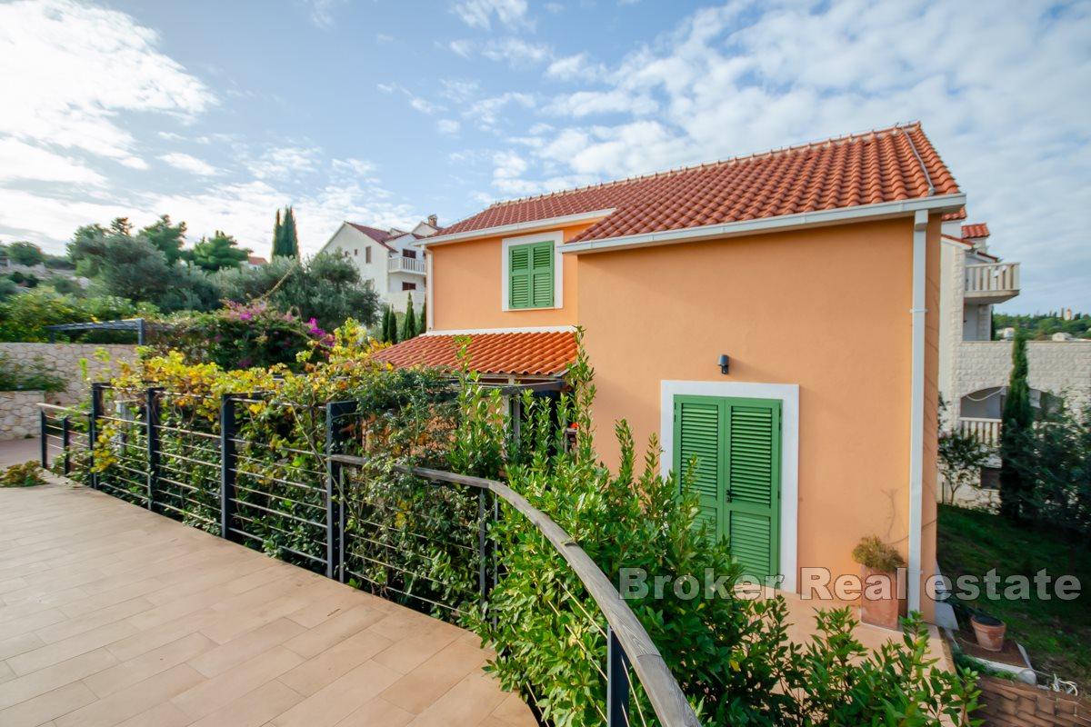 Kuća s velikim vrtom i bazenom