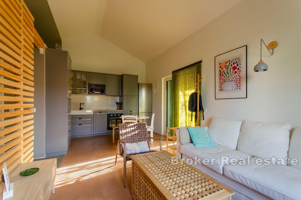 Kuća s velikim vrtom i bazenom