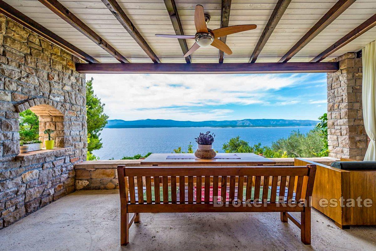 Une maison en pierre unique dans un endroit prestigieux avec vue panoramique