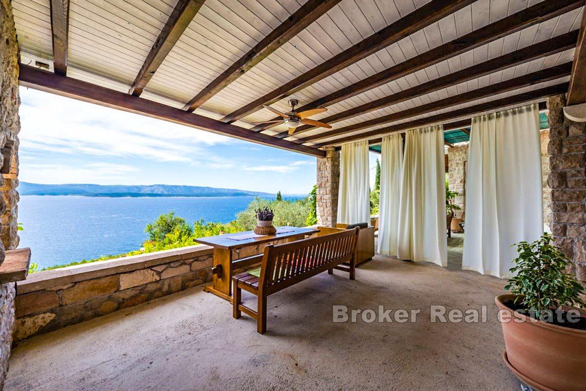 Une maison en pierre unique dans un endroit prestigieux avec vue panoramique