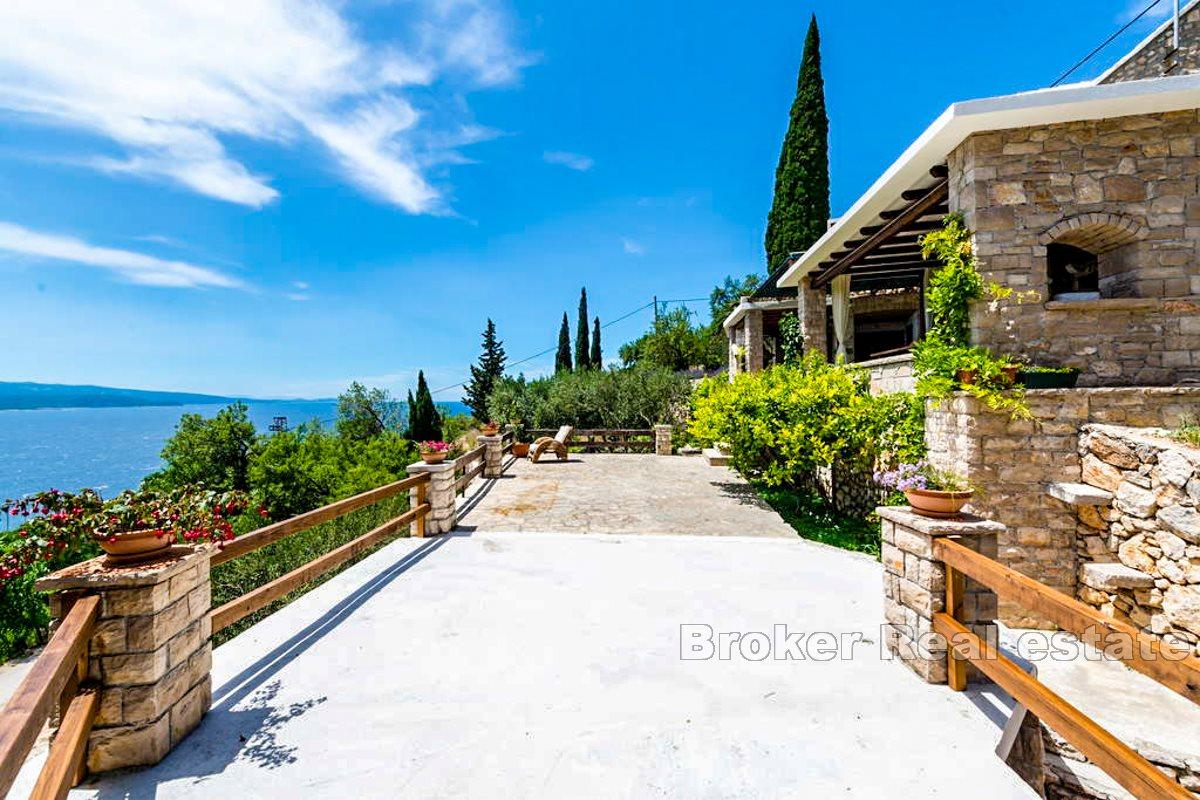 Une maison en pierre unique dans un endroit prestigieux avec vue panoramique