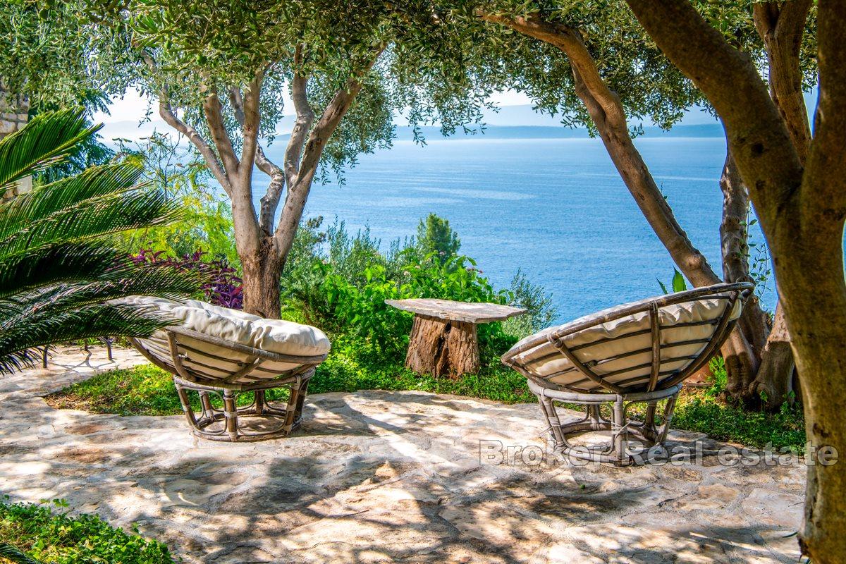 A unique stone house in a prestigious location with panoramic view