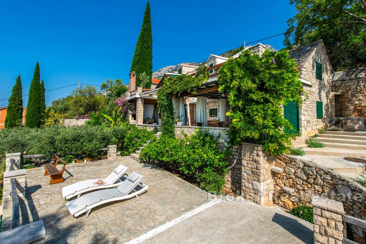 Une maison en pierre unique dans un endroit prestigieux avec vue panoramique