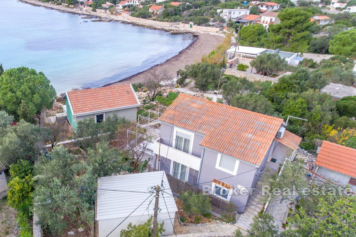 Maison de deux étages, deuxième rangée à la mer