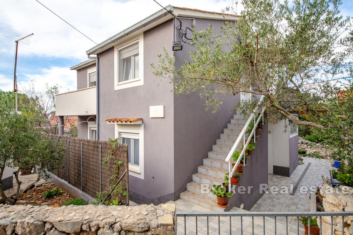 Двухэтажный дом, второй ряд от моря