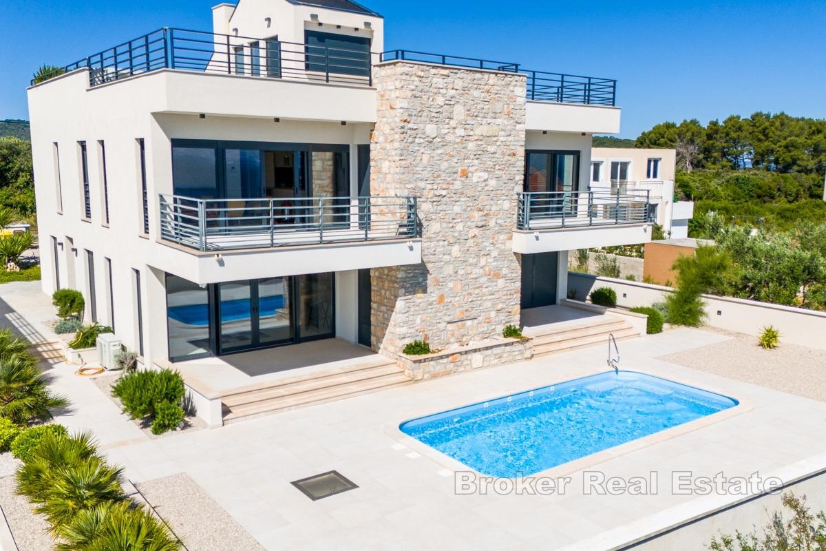 Luxusvilla mit 4 Wohnungen und Meerblick