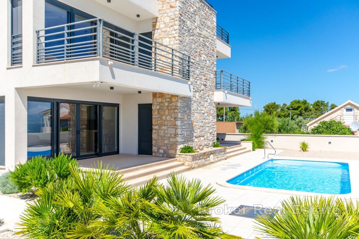Luxusvilla mit 4 Wohnungen und Meerblick