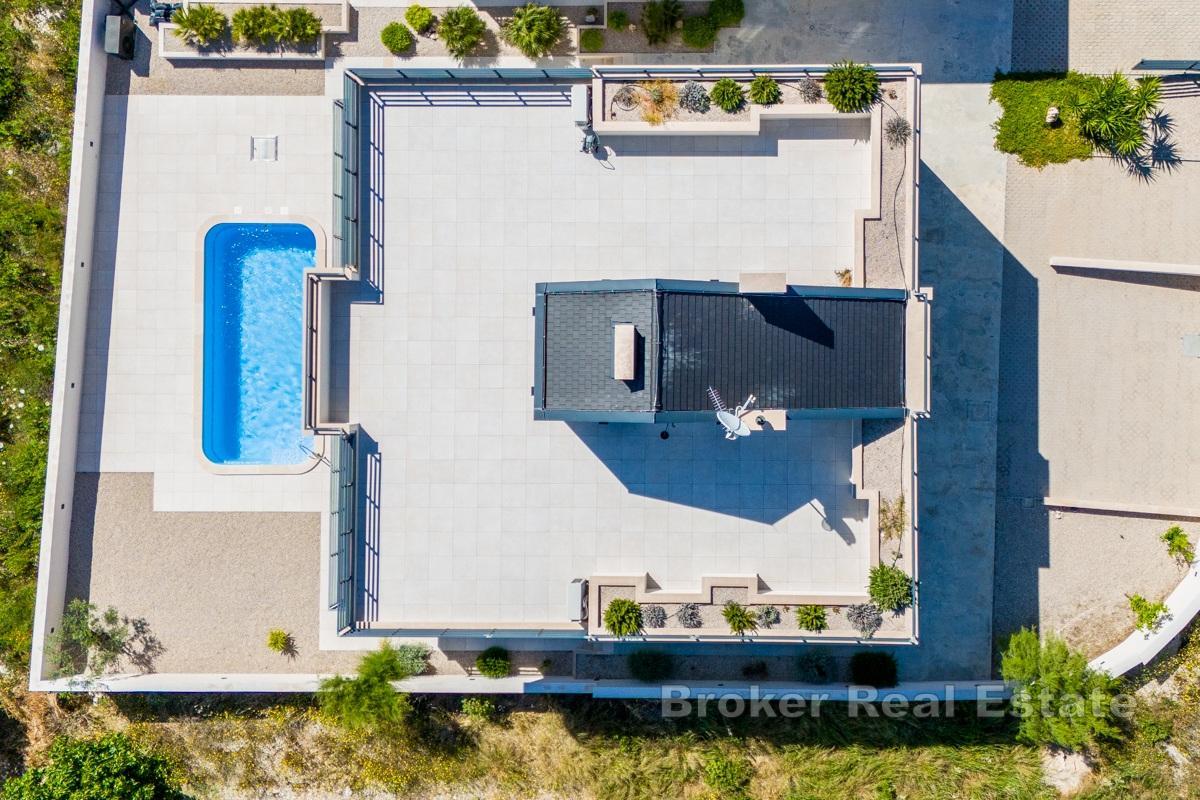 Luxusvilla mit 4 Wohnungen und Meerblick