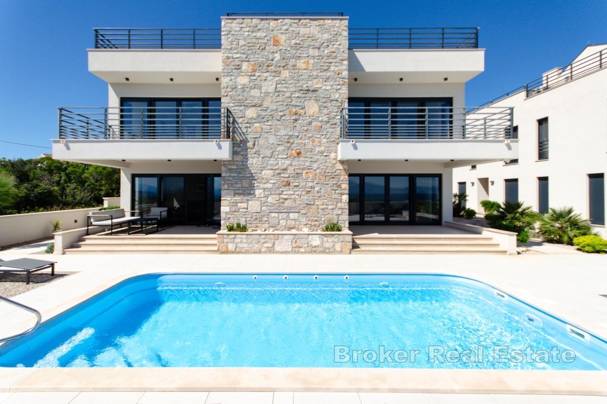 Luxusvilla mit 4 Wohnungen und Meerblick
