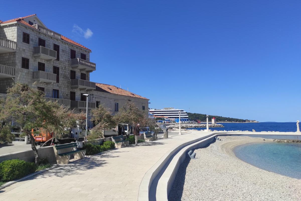 01-2013-216-Brac-apartment-1st-row-to-sea