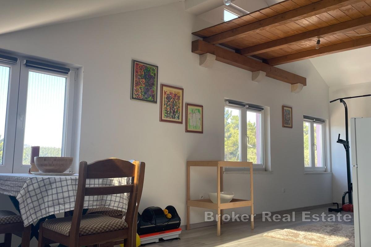 Dvoupatrový apartmán s výhledem na moře, v atraktivní lokalitě