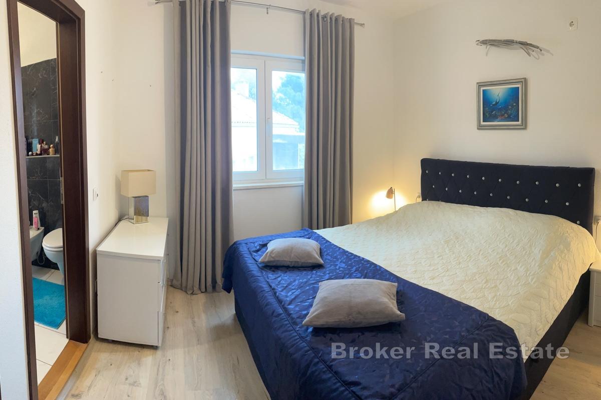 Zweistöckige Wohnung mit Meerblick in attraktiver Lage