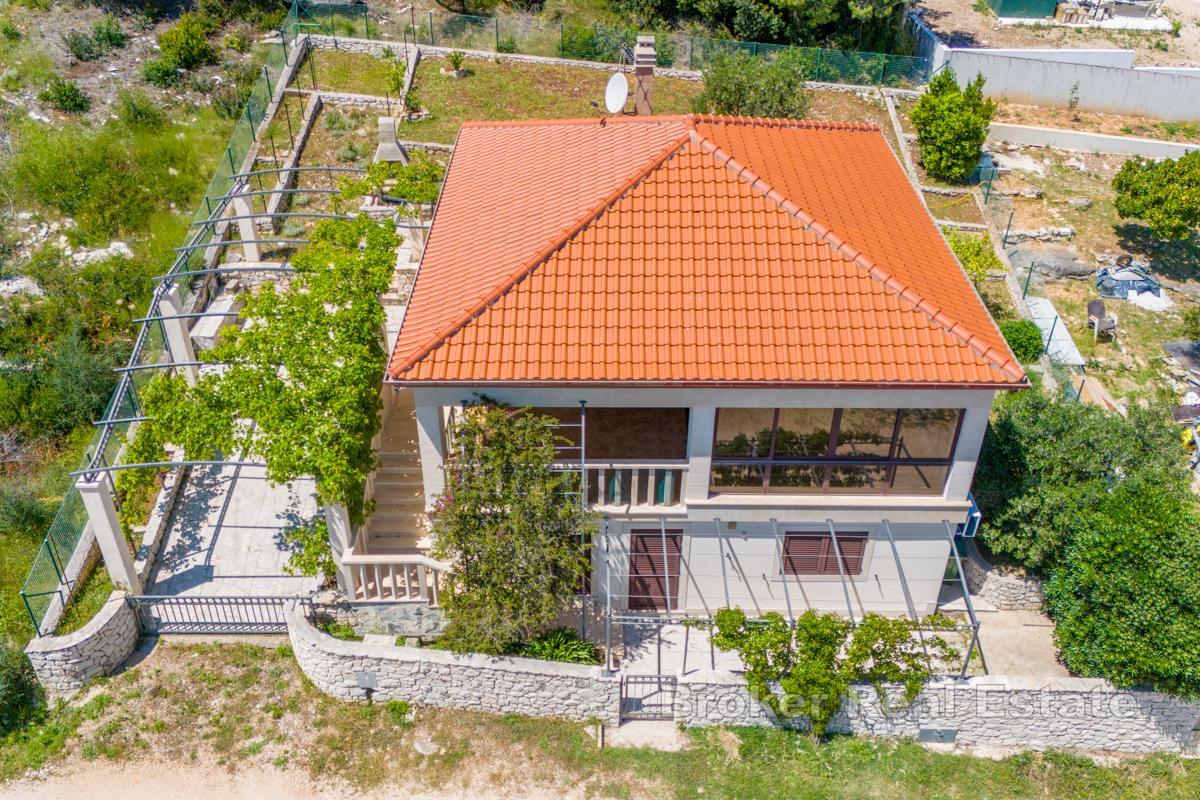 Samostatně stojící dům s výhledem na moře