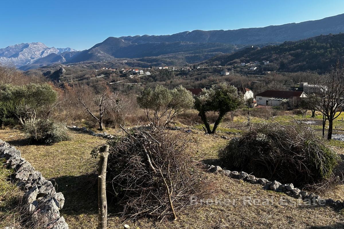 Rymlig byggmark i lugnt läge