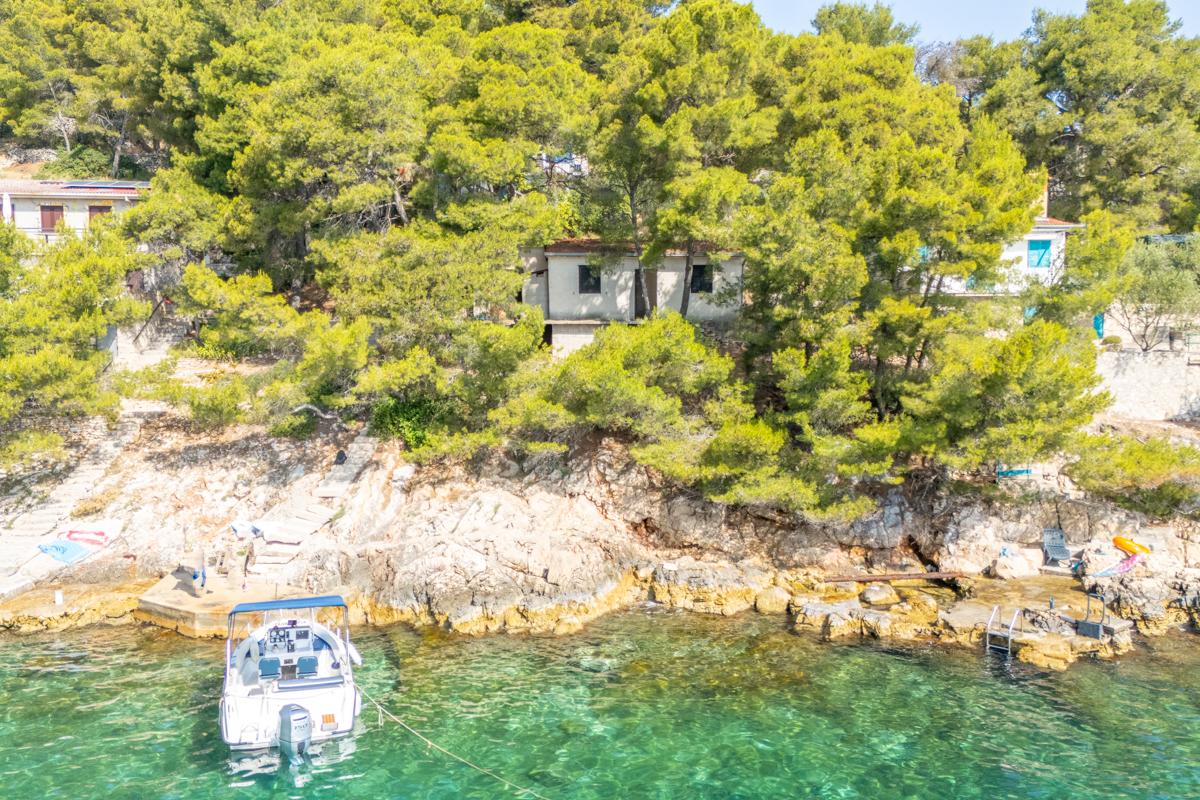 01-2013-229-Solta-house-by-the-sea-for-sale