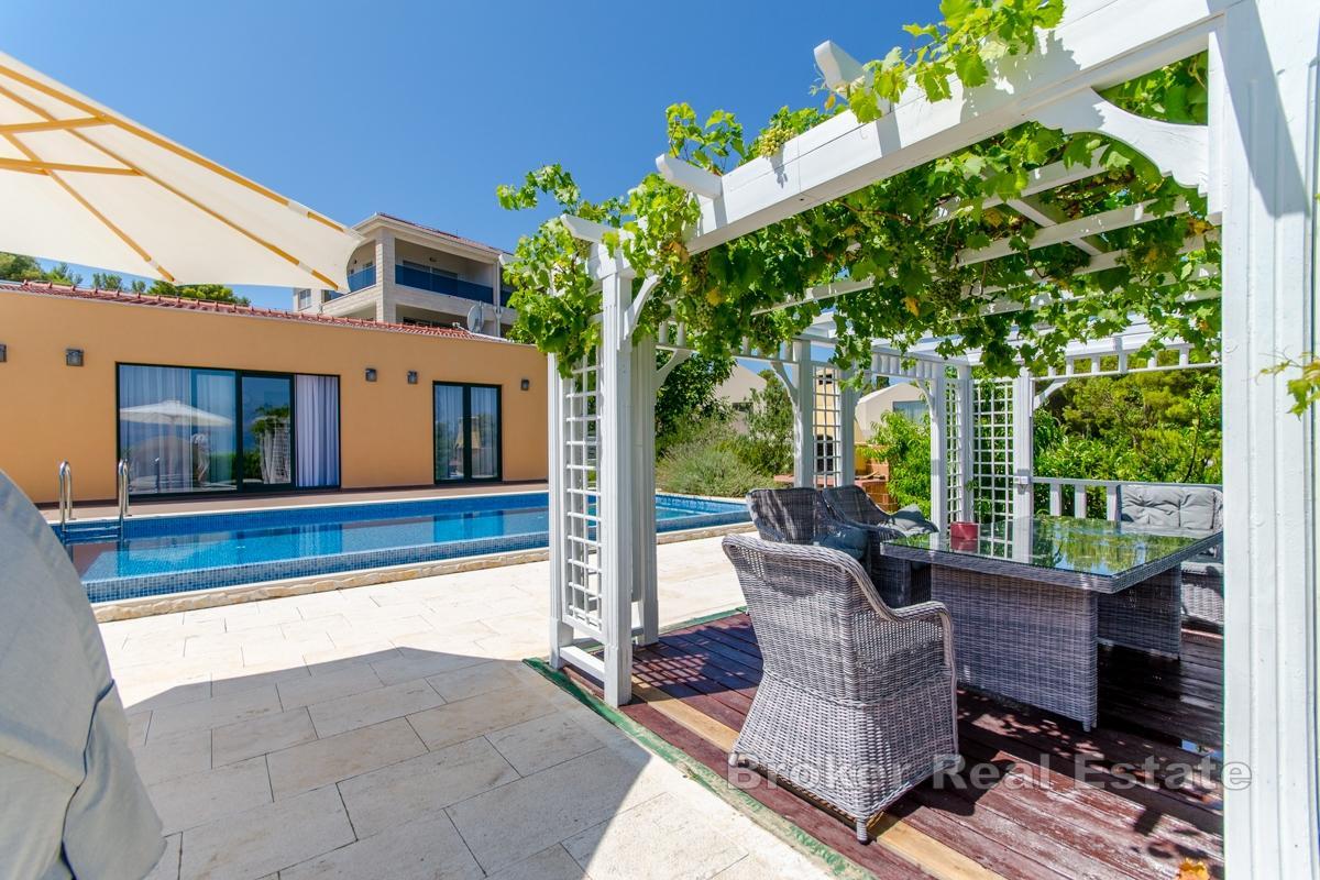 Modernt hus med pool