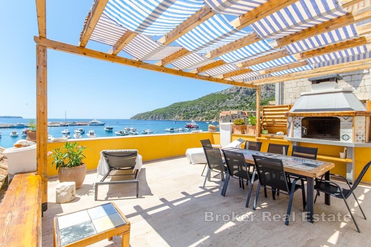 Authentique villa en pierre rénovée, en bord de mer