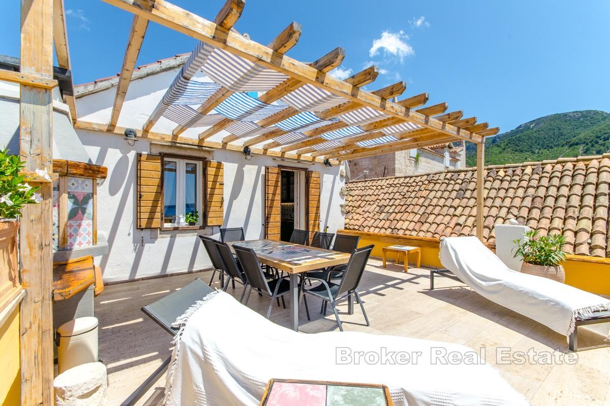 Authentique villa en pierre rénovée, en bord de mer