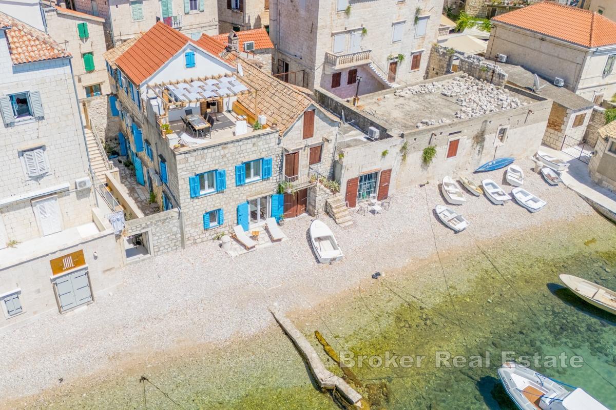 Authentique villa en pierre rénovée, en bord de mer