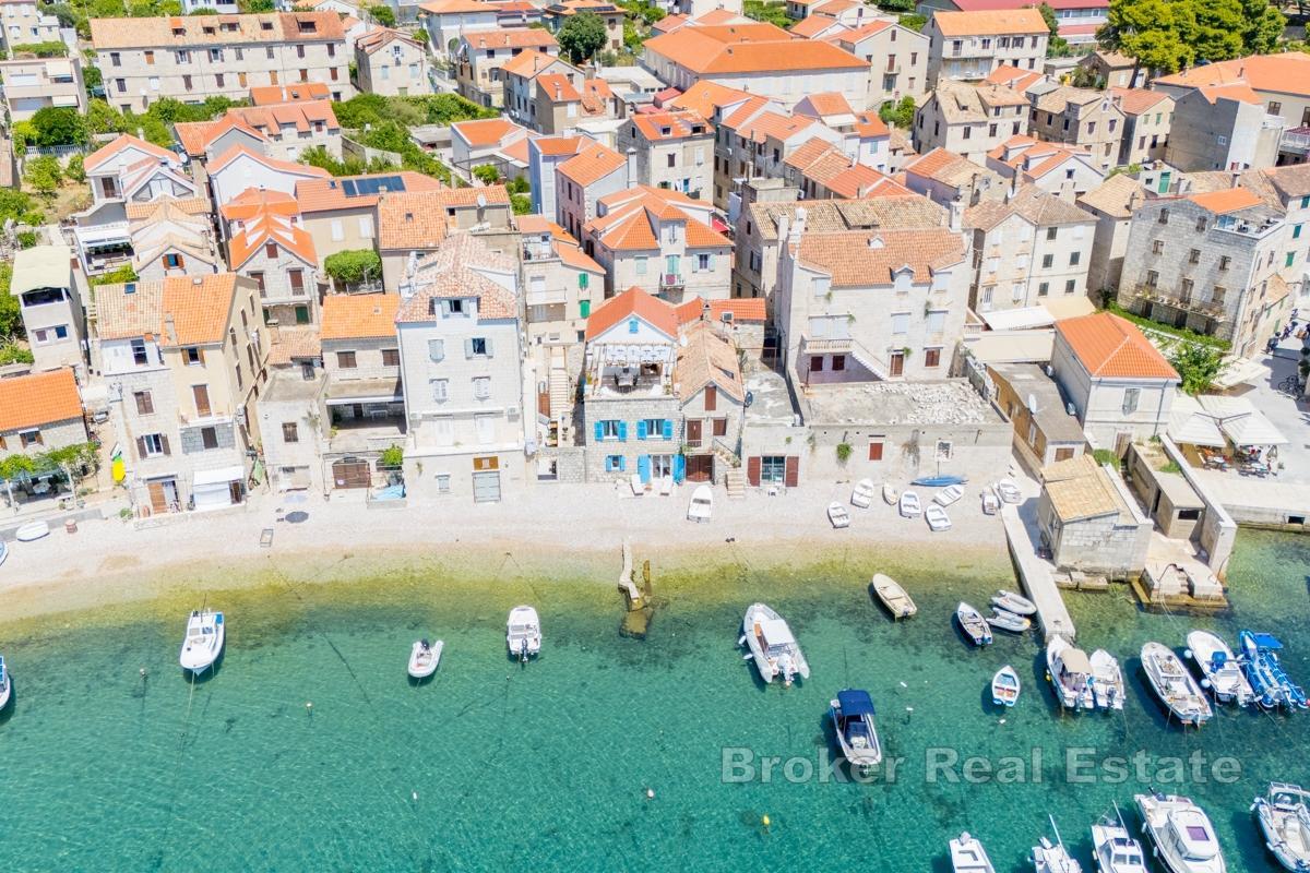 Authentique villa en pierre rénovée, en bord de mer