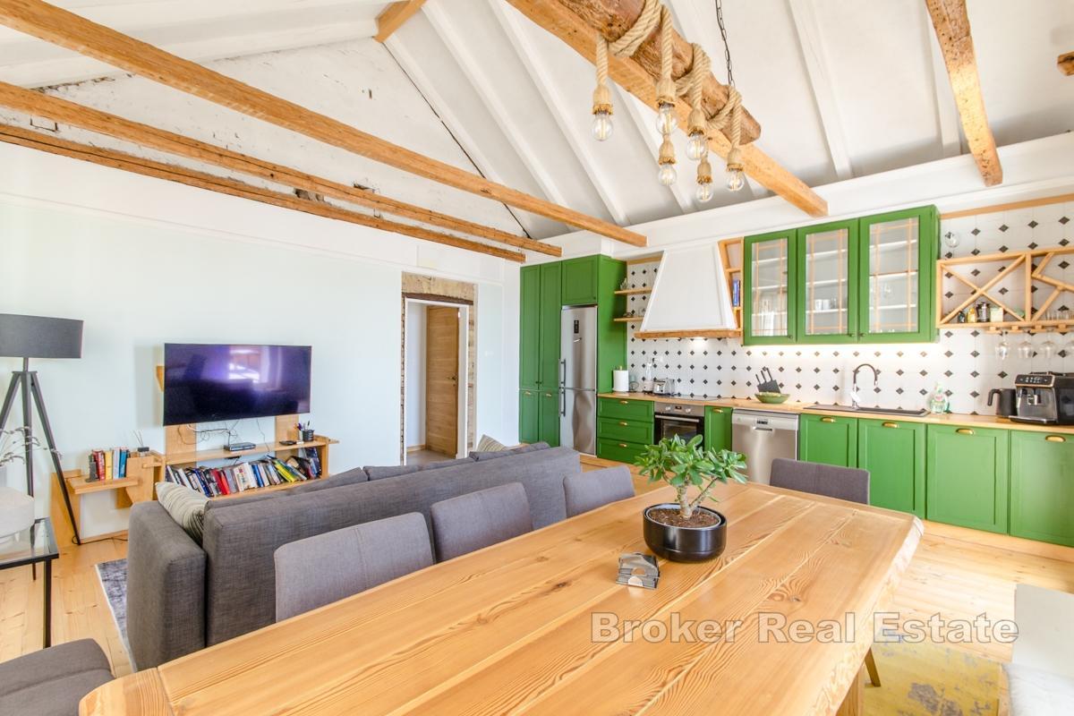 Authentique villa en pierre rénovée, en bord de mer