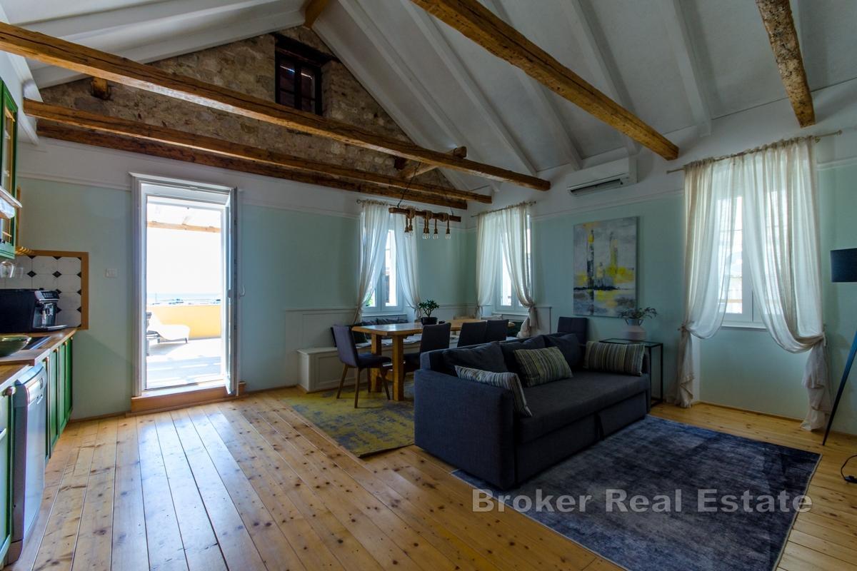 Authentique villa en pierre rénovée, en bord de mer