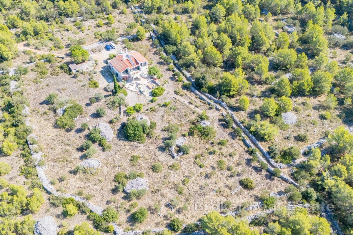 Casa isolata con vista mare