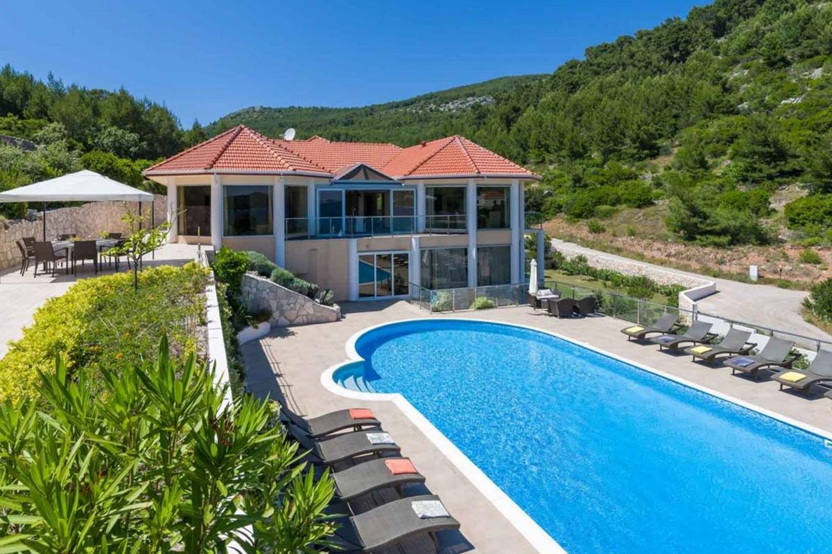 01-2013-244-Korcula-villa-seafront-for-sale