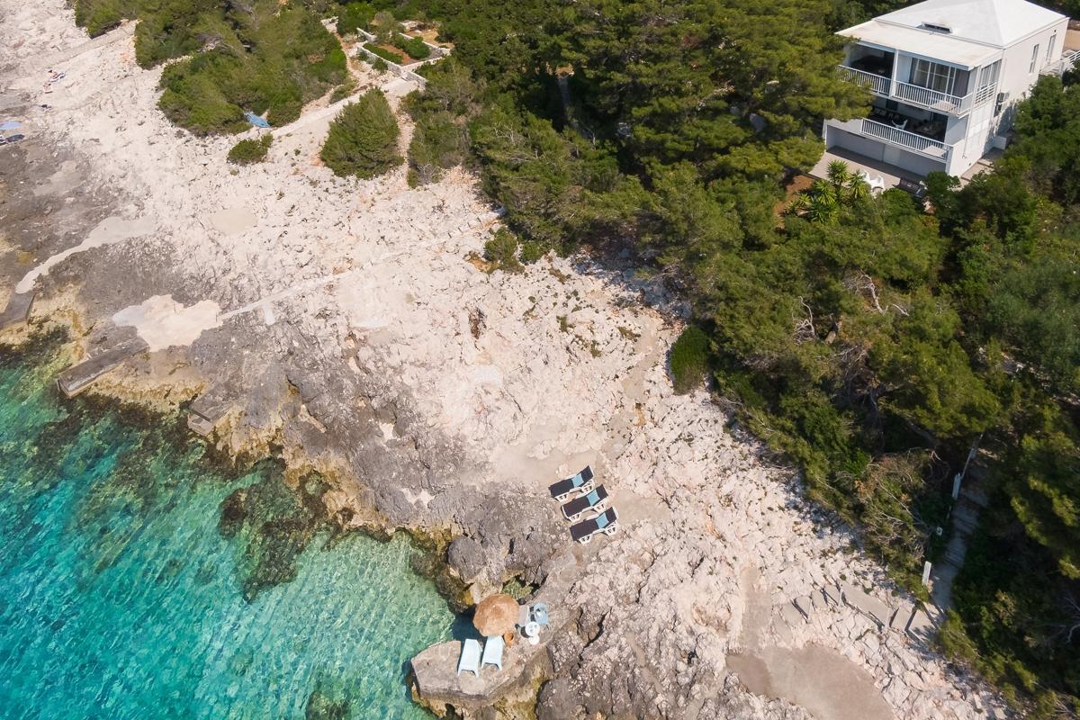 Средиземноморская вилла, расположенная прямо на берегу моря