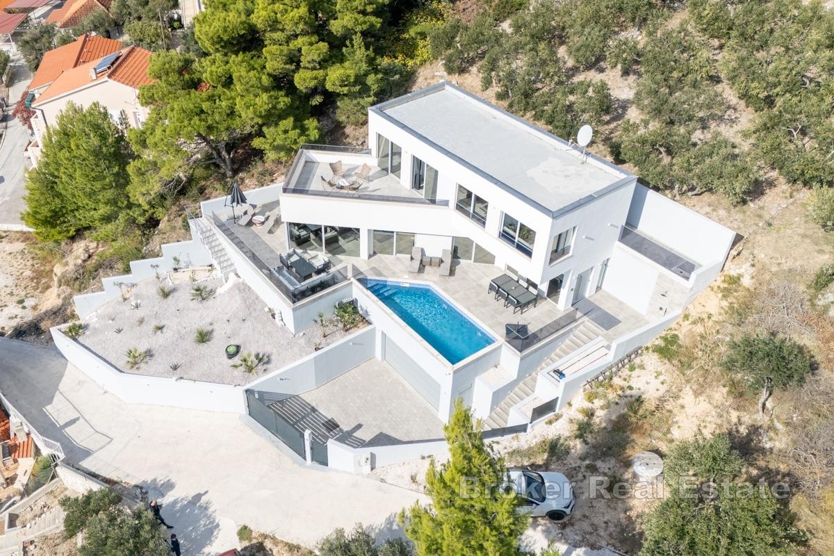 Villa d'architecture moderne avec vue panoramique et piscine à débordement