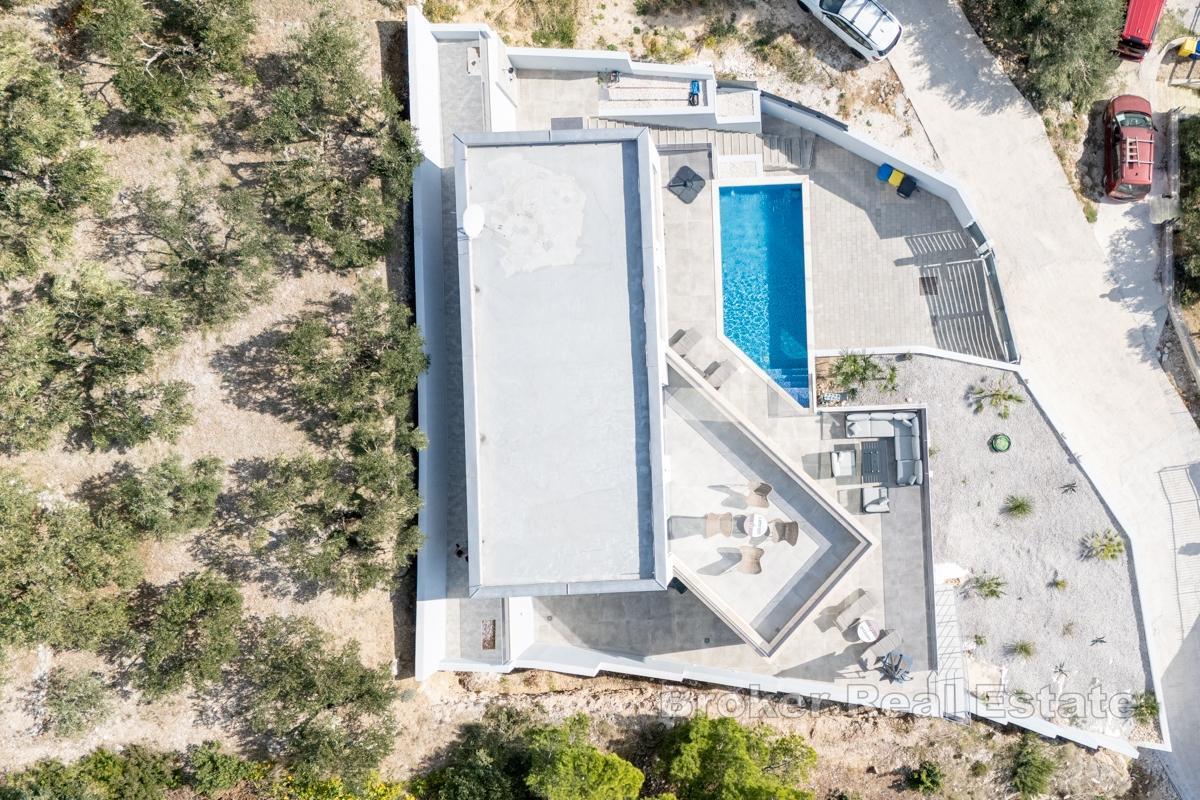 Villa d'architecture moderne avec vue panoramique et piscine à débordement